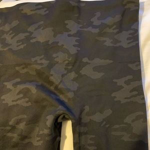 Spanx XL black gray camo leggings never worn